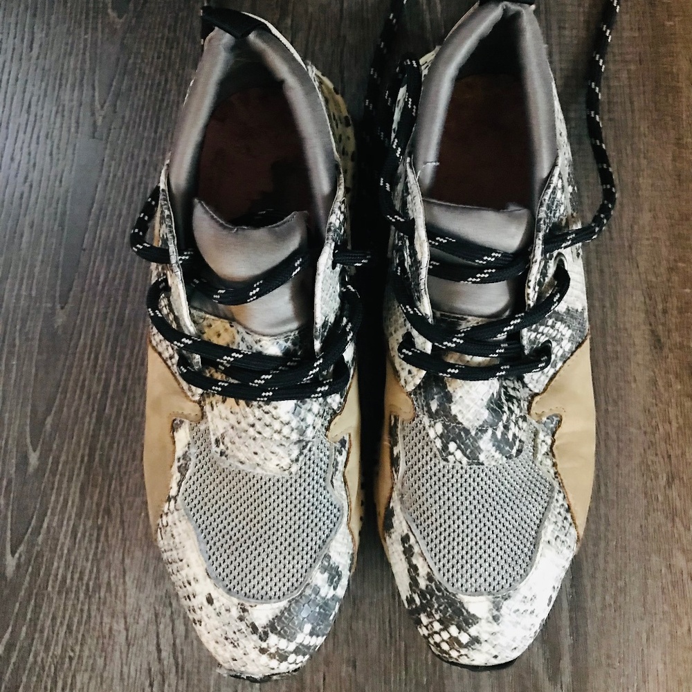 WOMEN (Gently worn) SNEAKERS SIZE 7